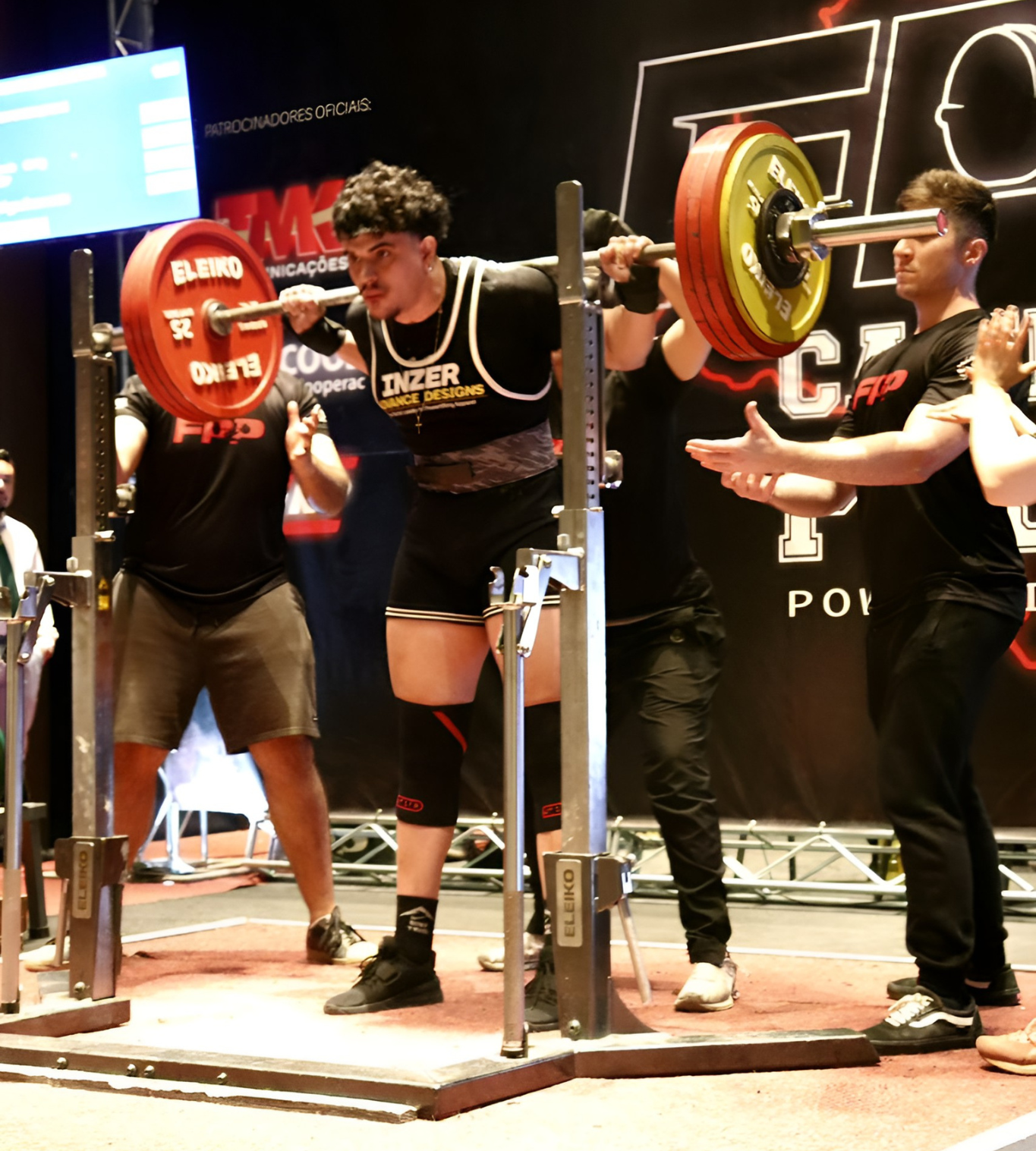 Atleta se preparando para executar o agachamento em competição de powerlifting