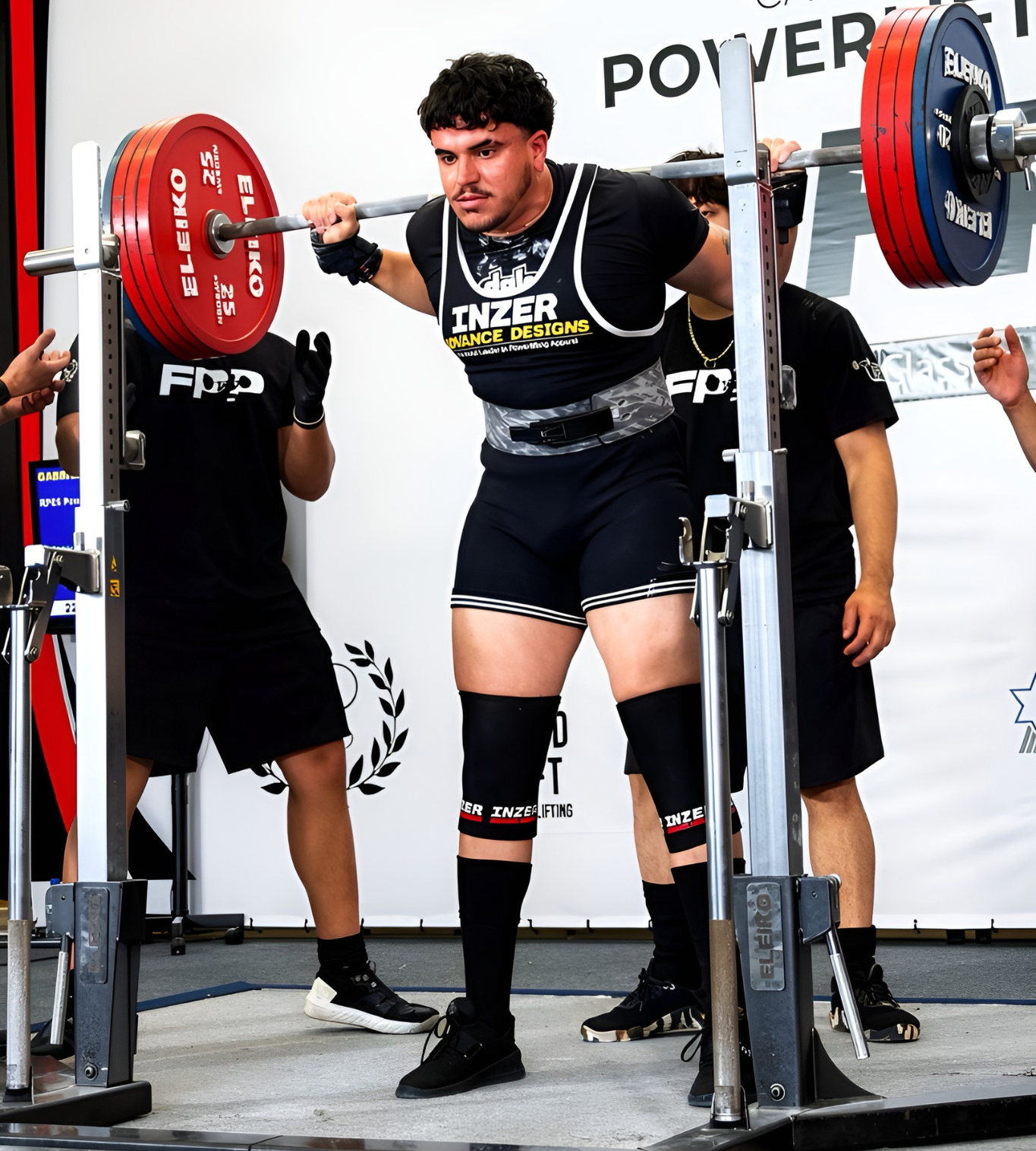 Atleta iniciando uma tentativa de agachamento em competição de powerlifting
