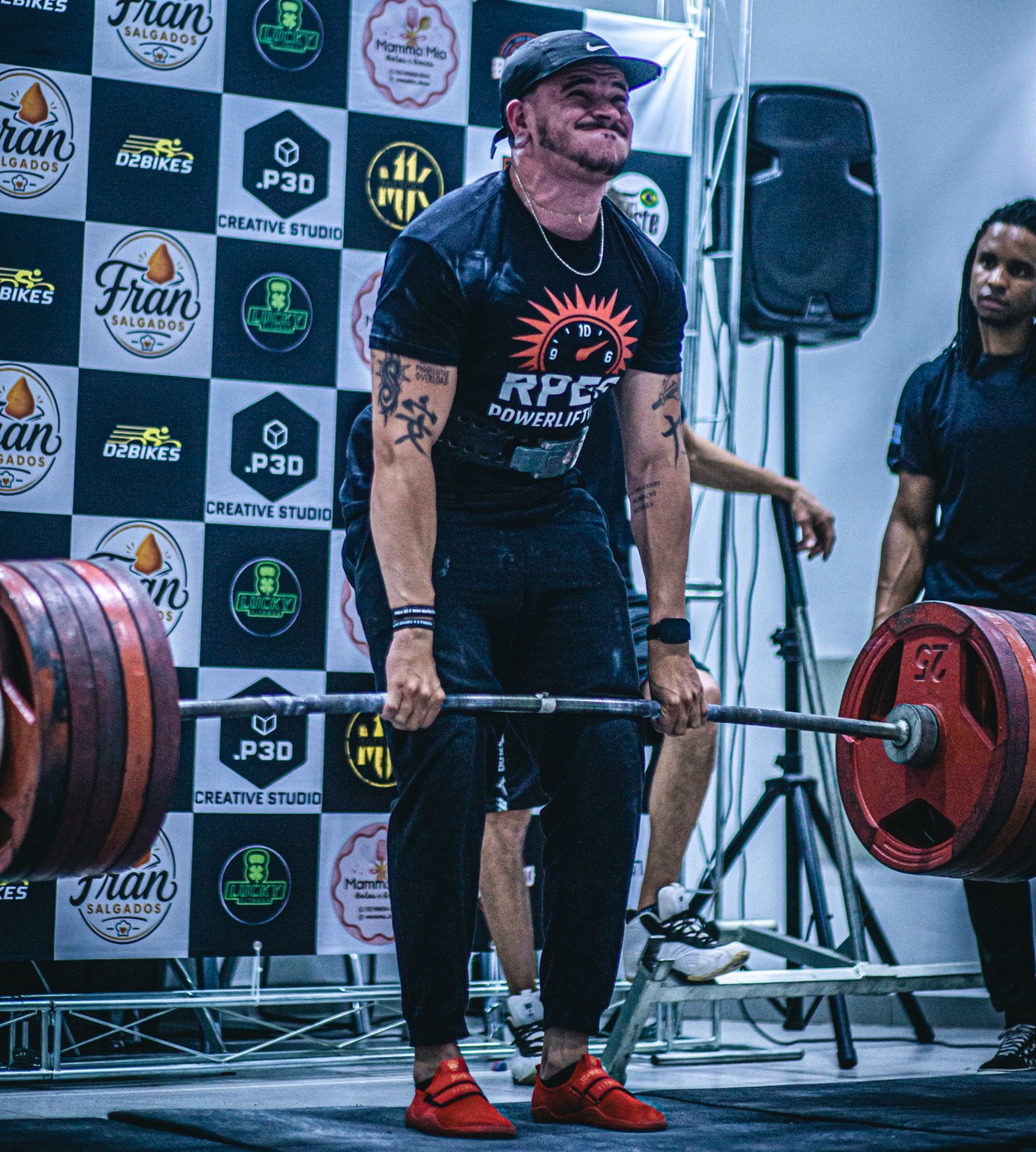 Atleta executando levantamento terra em competição de powerlifting