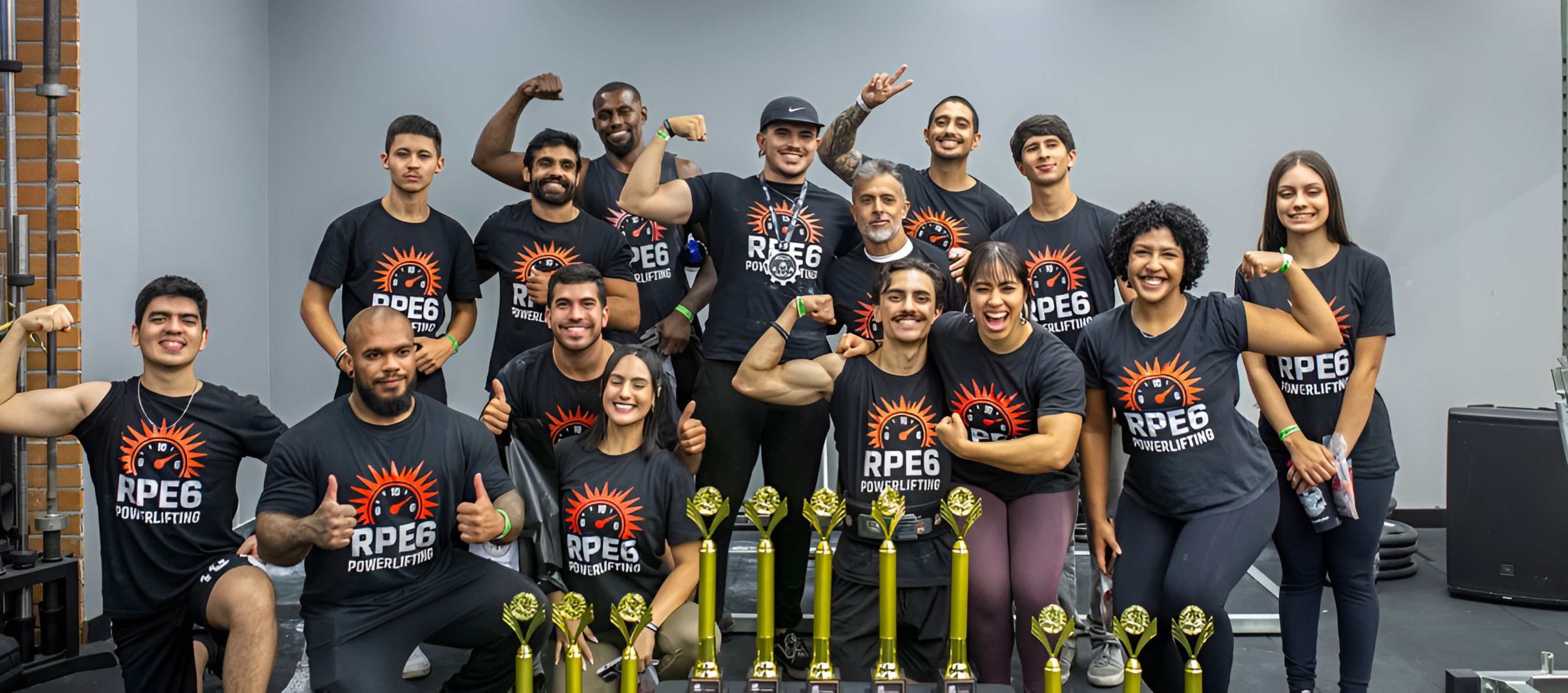 Atletas e equipe RPE6 reunidos com troféus