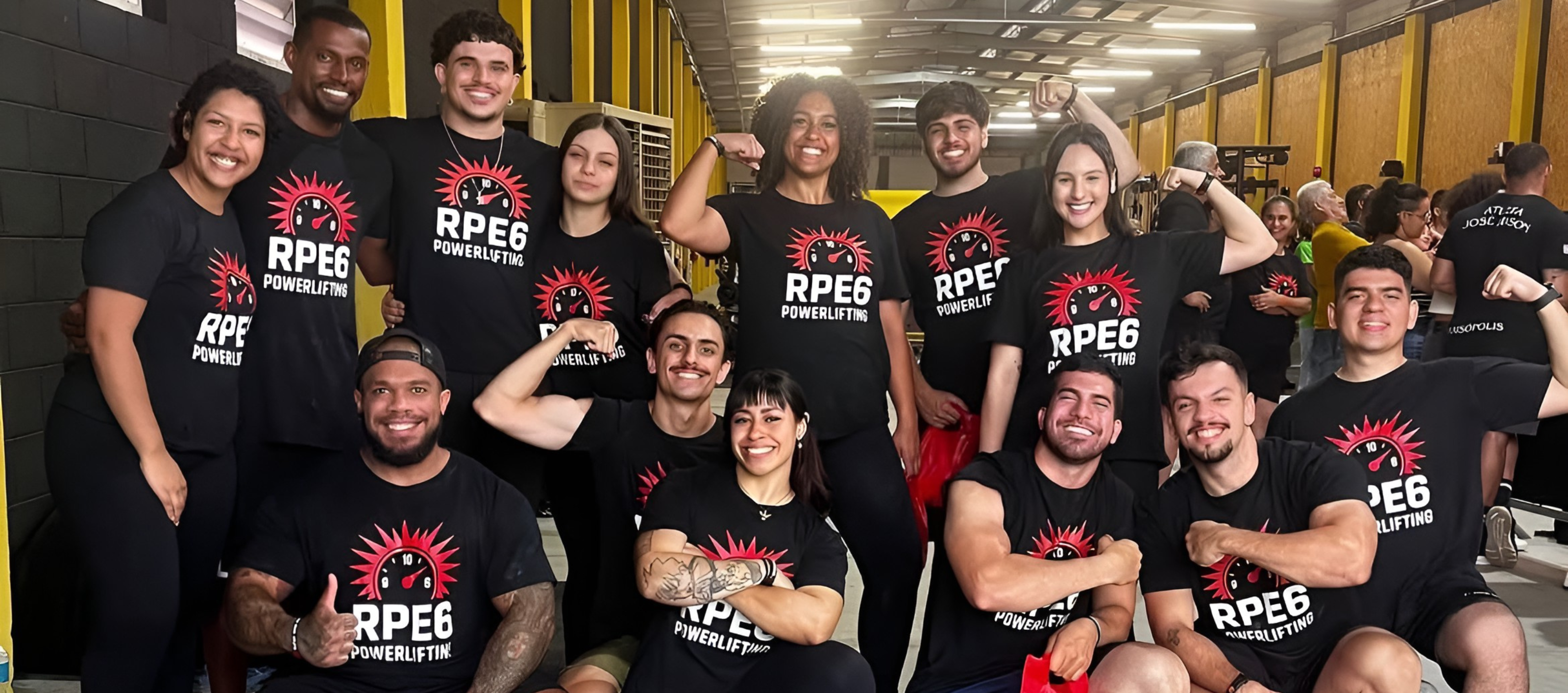 Equipe RPE6 reunida em evento de powerlifting